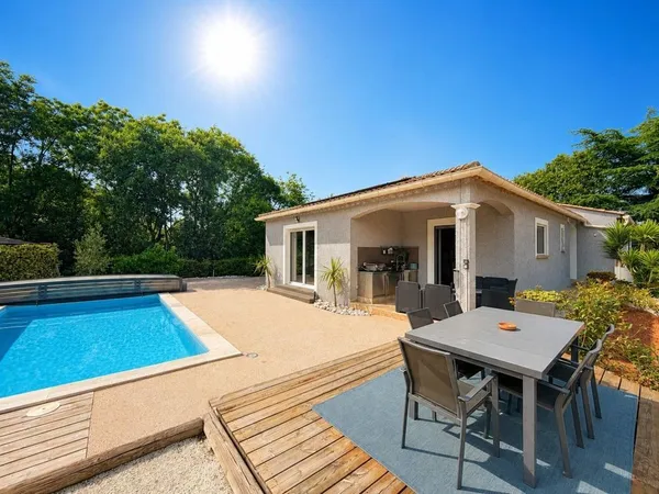 Maison connectée et quasi autonome avec piscine