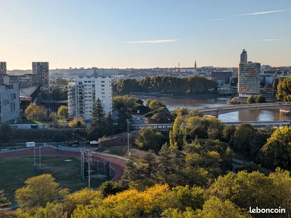 NANTES Île de Nantes - T1Bis 31 m² meublé + Garage Box - 14e étage VUE LOIRE - Chauffage & Eau chaud