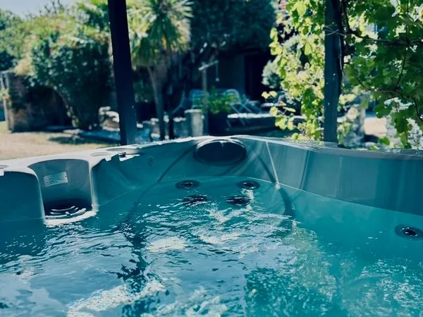Maison familiale avec chambres d'hôtes rentables, piscine et jacuzzi - Proche Royan