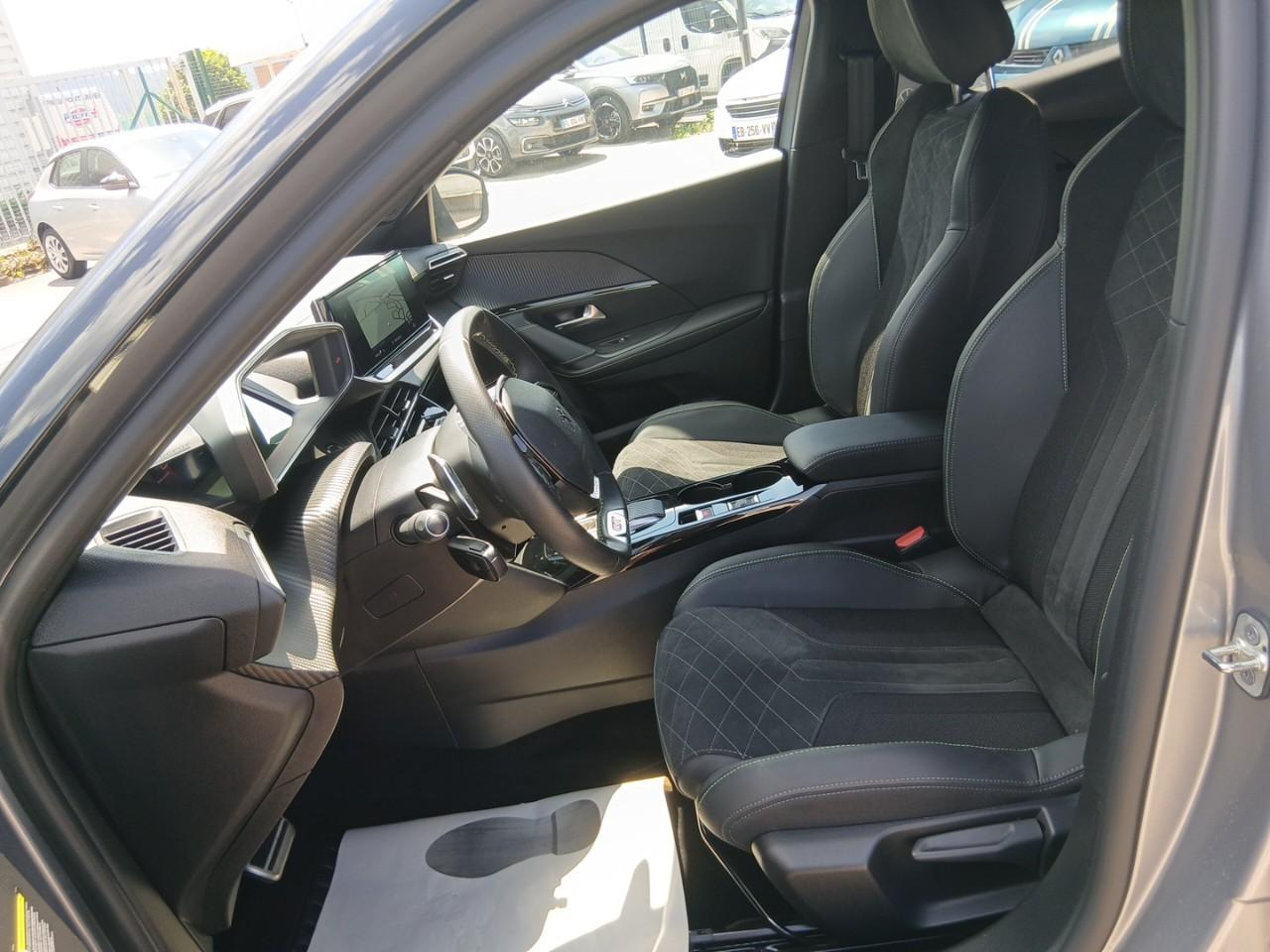 Peugeot 2008 puretech 155 s&s eat8 gt pack — photo 9