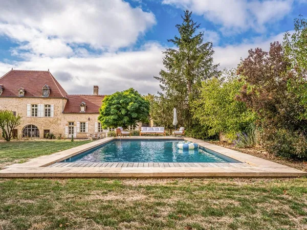 Vends demeure - 250 m² - 8 pièces, 4 chambres - Provency 89200