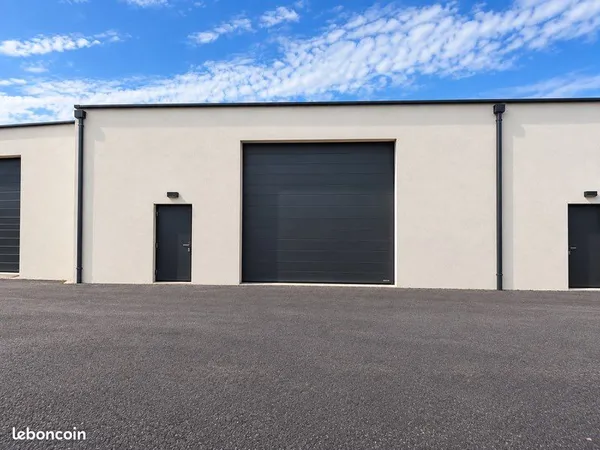 Dépôt / Local de stockage neuf 96 m² - Porte sectionnelle - Ferrières (17170)