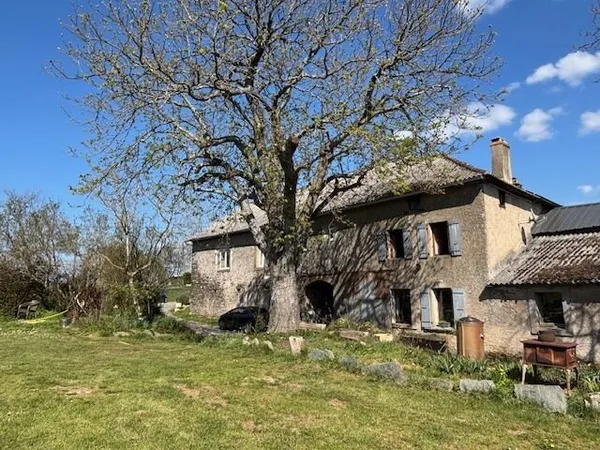 Maison en pierres rénovée avec dépendances et jardin