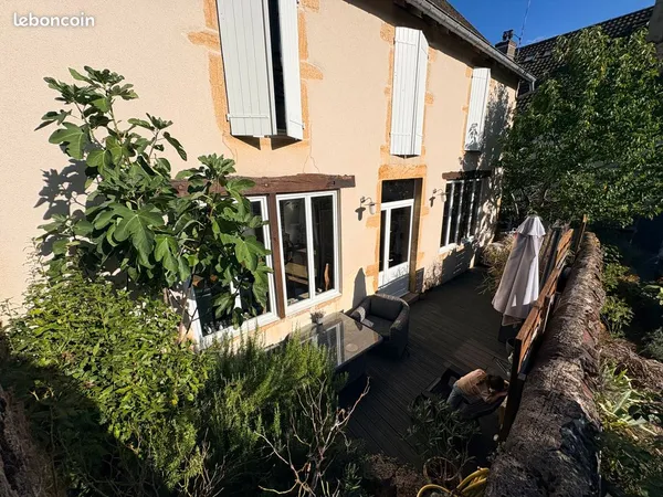Loft chaleureux au coeur de Charolles - 158 m² - Garage - Terrasse arborée
