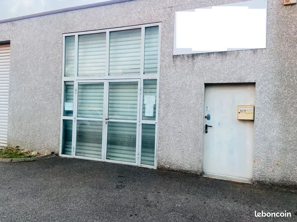 Locaux 130m2 dans zone commerciales, artisanales où entrepôts