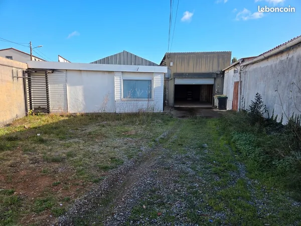 Garage / Entrepôt 145 m² + Bureau 35 m² — Sécurisé — Parking + Cour — Quartier Hôpital