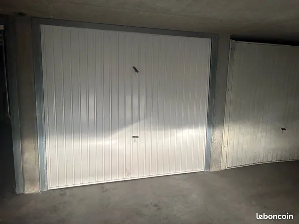 Garage box fermé parking