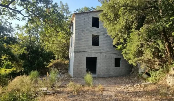 Villa a finir sur plus de 9 hectares!!