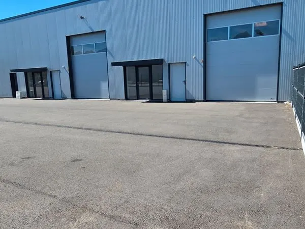 A LOUER - LOCAL ARTISANAL RECENT 180 m² - 870 HT ATELIER/BUREAU/MEZANNINE - PARKING CLOTURE
