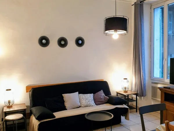 T1/2 Marseille 6ème Rue des bons enfants coté cour Idéal 1er achat