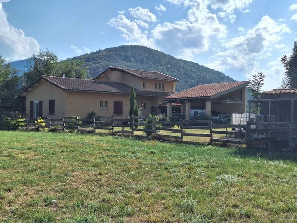Grande maison de village indépendante avec terrain arboré et