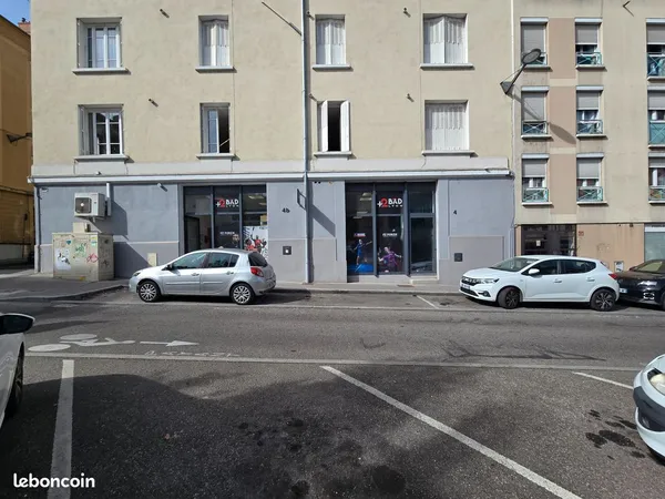 Local Commercial ou bureaux, 40 m², proximité gare et métro Oullins