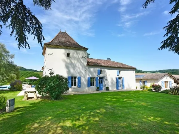 Élégant manoir avec gîtes, piscines et potentiel événementiel, à quelques pas d'une ville marchande 