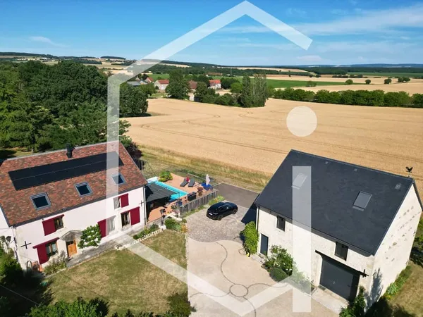 Maison de caractère rénovée avec piscine, grange et vue impr