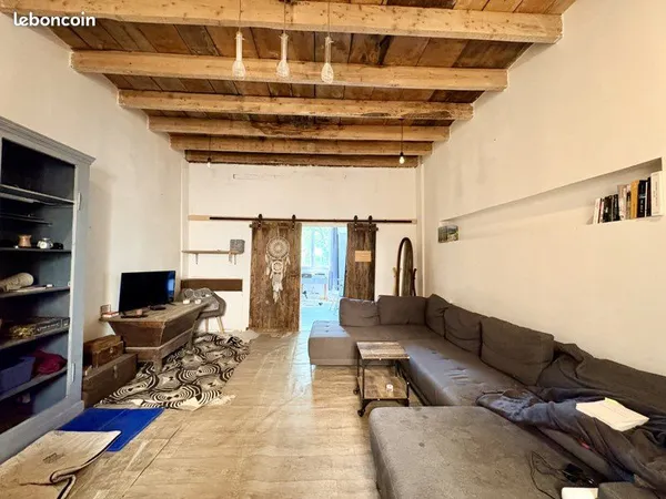 Au coeur du village, de 288.8 m² sur 3 étages à Saint Geoire en Valdaine