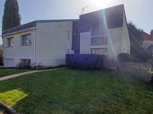 Belle maison d'architecte de 152 m² dans petite résidence proche gare et centre ville