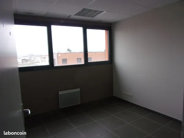 Bureaux de 67 m² 670 HT et HC et bureaux de 80 m² 800 HT HC