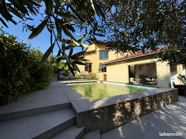 Propriété d'architecte d'exception avec vue panoramique, piscine et prestations haut de gamme