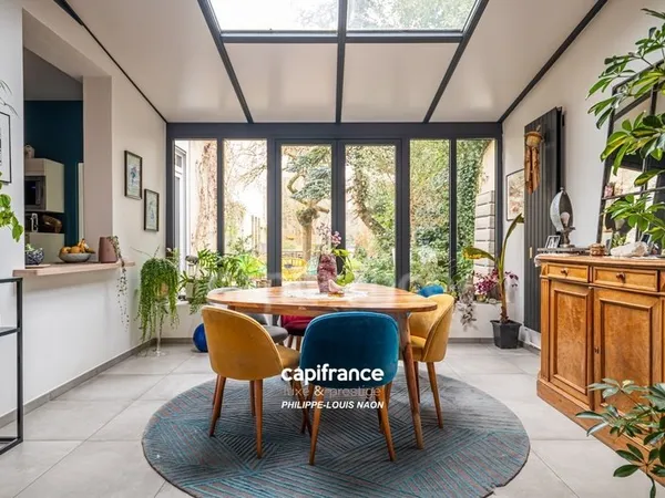 SUPERBE MAISON AVEC GARAGE - VUE SUR LA MAGNIFIQUE MURAILLE GALLO ROMAINE !