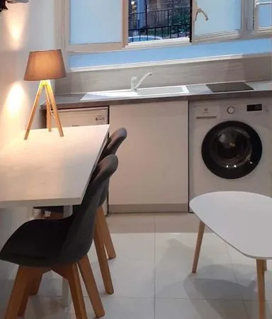 Vend studio 12m² (WC, douche, cuisine) face Hôpital Américain et vue sur jardin
