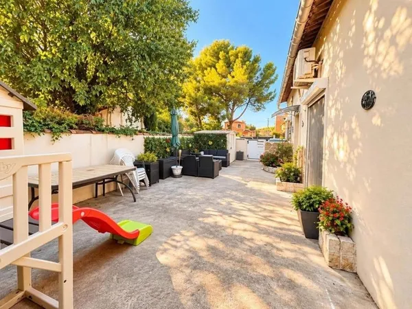 Maison Plain Pied 2 Chambres Avec Cour Et 2 Stationnements