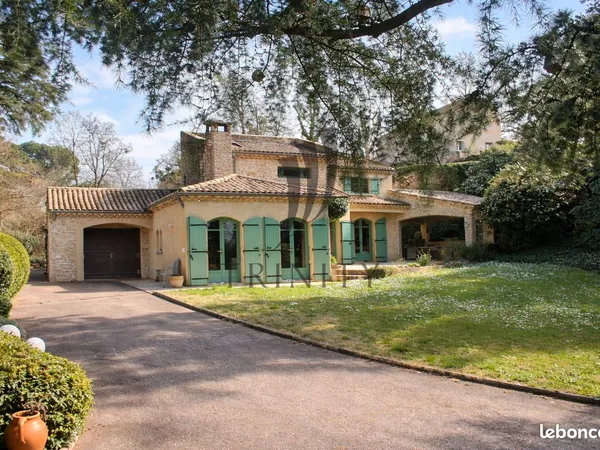 Propriété de prestige avec parc arboré et piscine à débordement