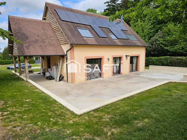 Maison contemporaine avec panneaux photovoltaïques