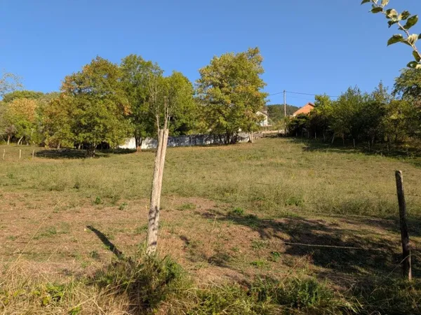 TERRAIN CONSTRUCTIBLE DE 2788 m² - CENTRE-VILLE DE SALINS-LES-BAINS - VUE DÉGAGÉE