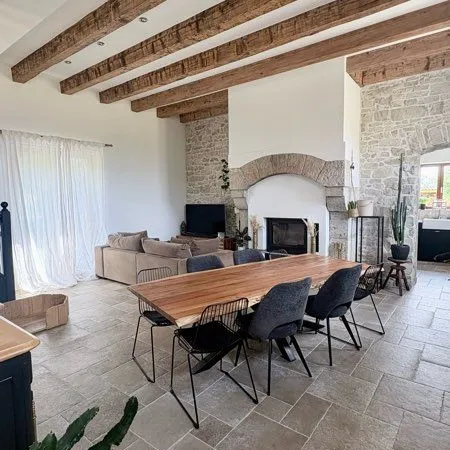 Maison en pierre rénovée - 130 m² avec terrain de 700 m² - Arc-sous-Cicon