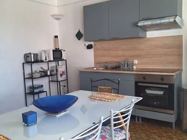 Balaruc-les-Bains centre-ville — Maison meublée 101,76 m², 2 niveaux autonomes, cour privative