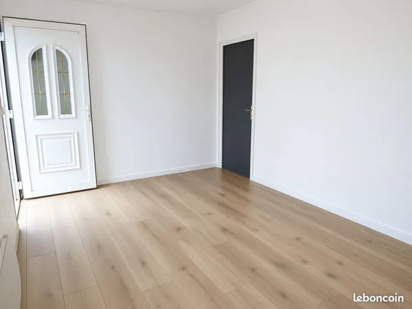 Local d'activité de 100 m² avec bureau et grand portail