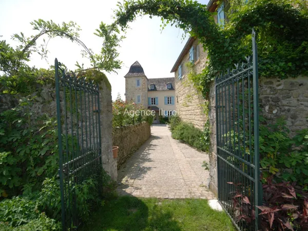 Exclusivite - Tres Belle Maison De Maitre En Pierres Du XVII Eme Siecle Avec Dependances Et Piscine 