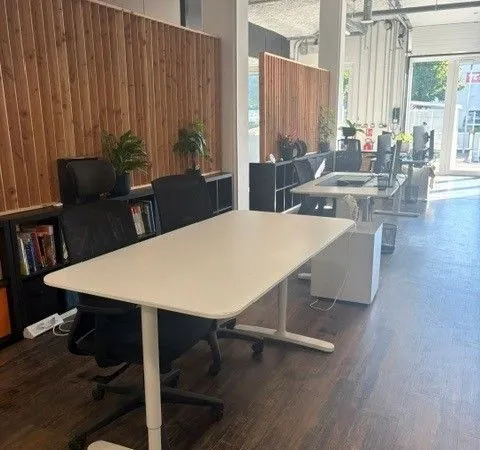 2 postes de travail en open space - Dardilly - 280€ HT/mois