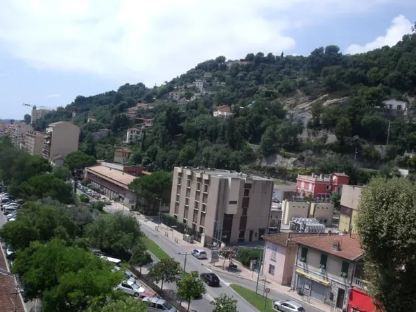 TROIS PIECES VIDE A L'ANNEE - MENTON CAREÏ