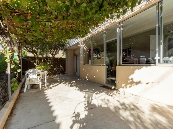 SORGUES - APPARTEMENT DE PLAIN-PIED RÉNOVÉ AVEC JARDIN, VÉRANDA