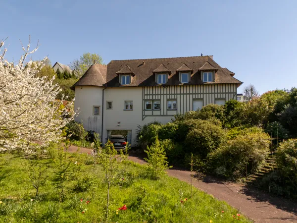 Trouville-sur-Mer : villa 336 m², 6 chambres, jardin paysager, piscine intérieure