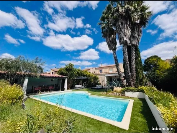 Maison familiale F4 avec piscine et jardin paysagé