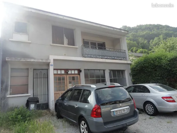 Maison Individuelle centre ville Bort, rue tranquille sur 345m2 avec 2 niveau et 2 appartements très