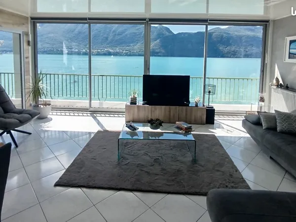 Vue plongeante sur le lac du Bourget pour cet appartement climatisé de 64m2 avec balcon