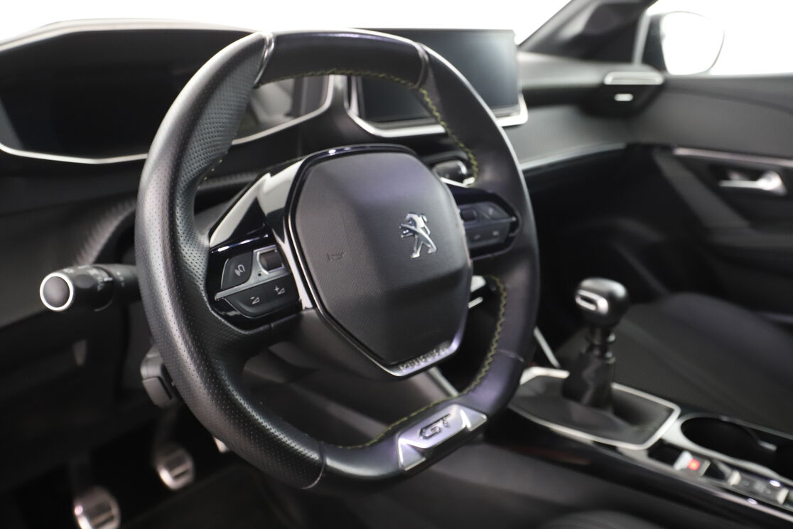 Peugeot 208 1.2 PureTech GT — photo 10