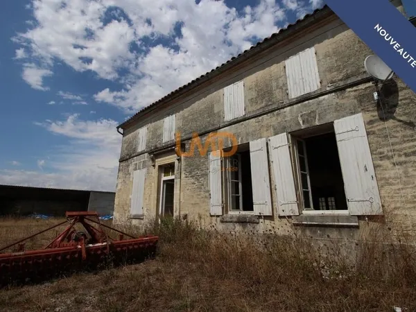 Maison à rénover avec nombreuses dépendances