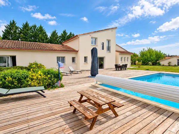 Belle maison familiale avec piscine et grand terrain clos de 2 447 m² !