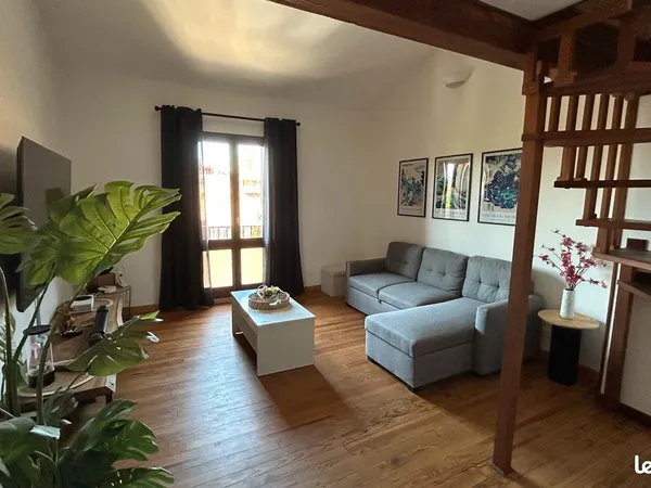 Charmante maison de village, rénovée, de 77 m² habitables ,avec garage, buanderie et toiture en parf