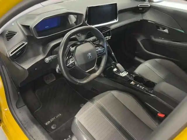 Peugeot 208 e- 136ch allure pack — photo 10