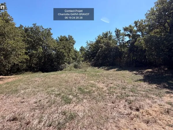 Terrain à bâtir de 2122 m² à SAINT-MAXIMIN-LA-SAINTE-BAUME (83)