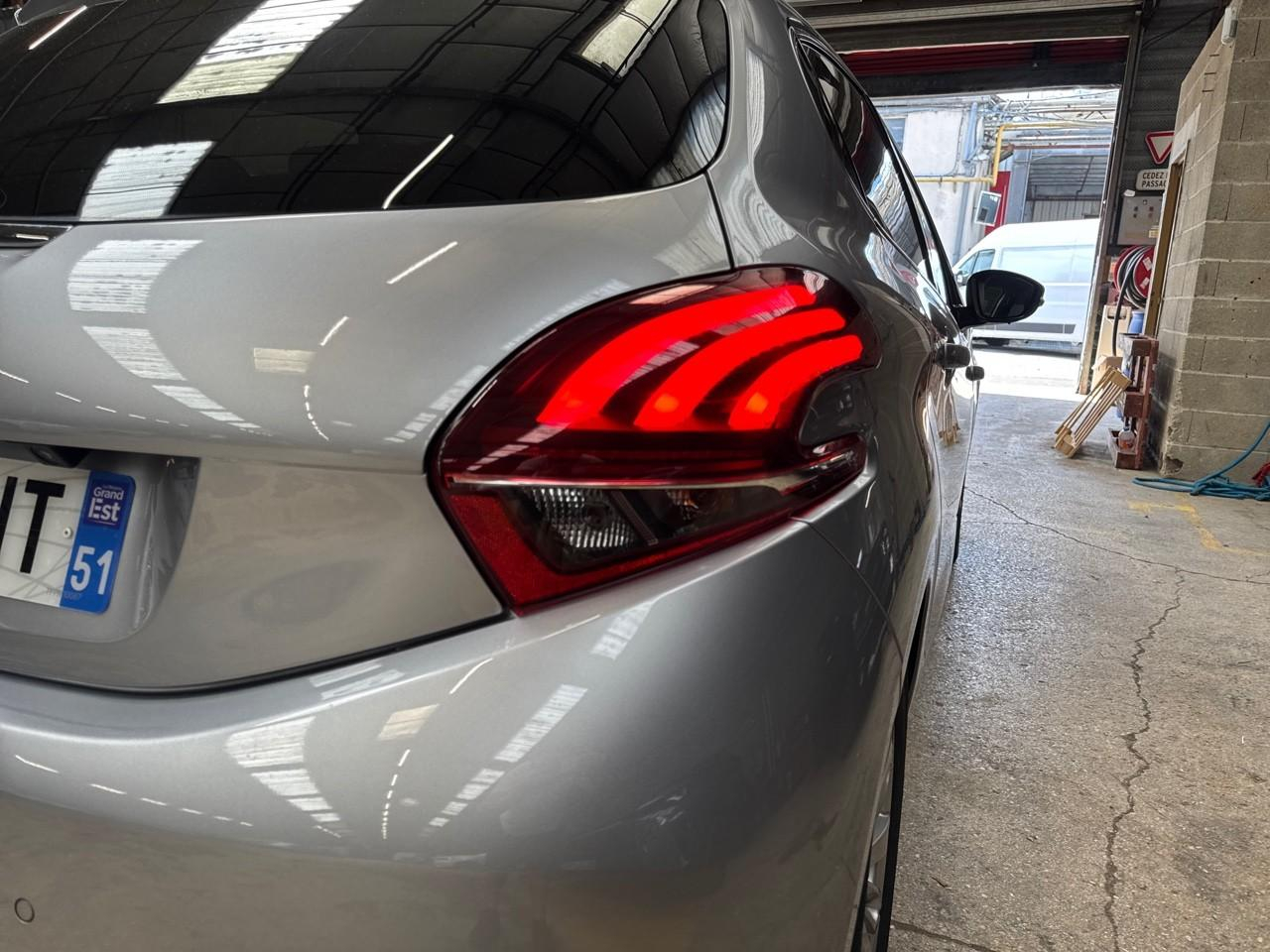 Peugeot 208 1.2 puretech 110ch e6.c allure s&s 5p — photo 23