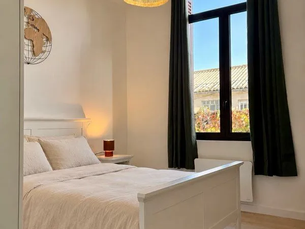 À LOUER - T2 MEUBLÉ DE 42 m² AVEC TERRASSE PRIVATIVE ET PARKING - PESSAC 950