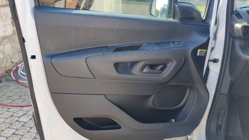 Peugeot Partner vu 1.5 BlueHDi 130 EAT8 - Asphalt – 2022 – 59823 km – Diesel – Boîte Automatique — photo 19