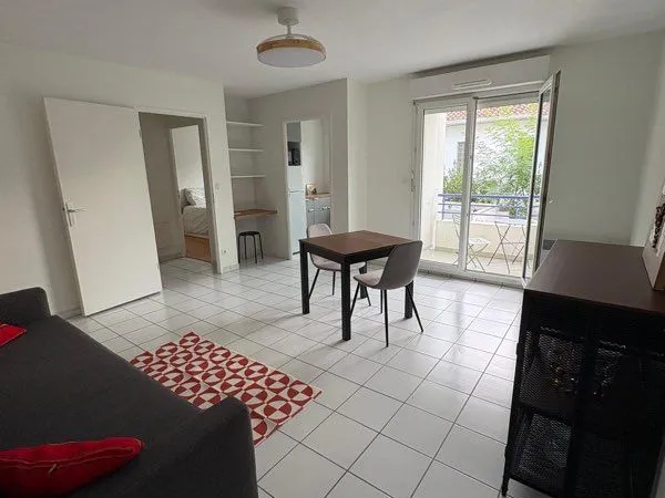 À louer : T2 meublé de 45 m² refait à neuf à Pessac Chiquet (760 + 60 de charges)