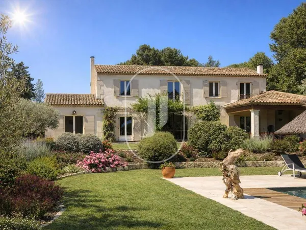 Villa 5 pièces 272 m²